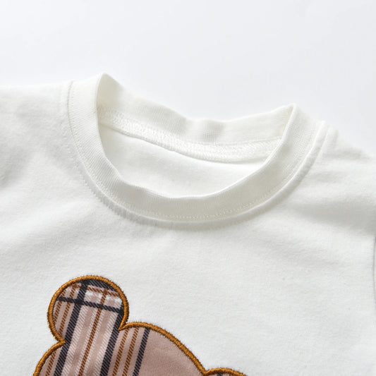 conjunto camiseta manga curta e bermuda menino KUKITTY camiseta branca com aplique ursinho xadrez e gola redonda