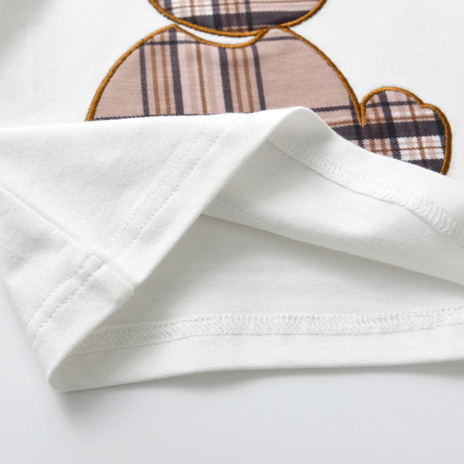 KUKITTY conjunto camiseta manga curta e bermuda menino branco com aplique xadrez e costura reforcada
