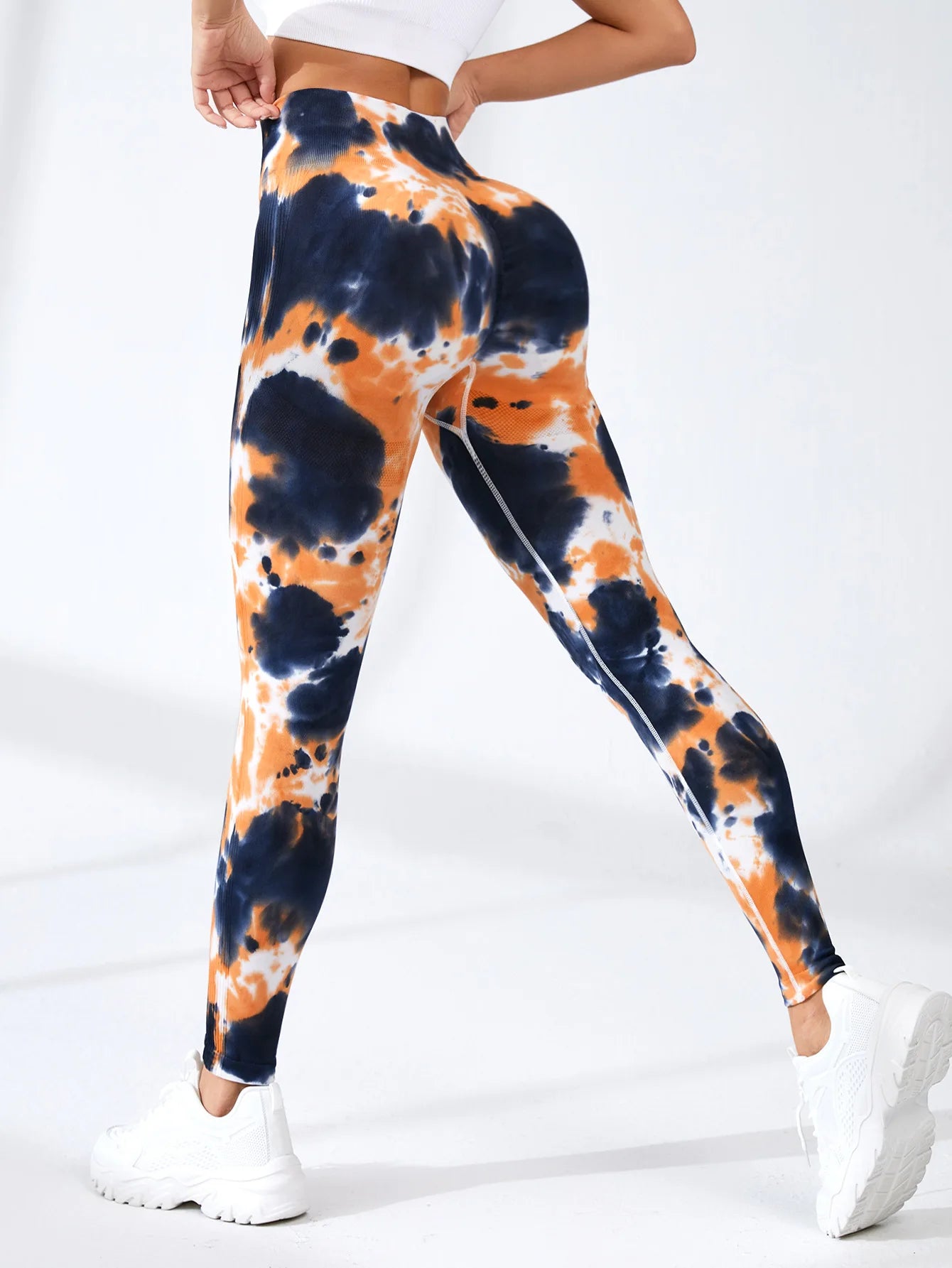 Legging cintura alta sem costura da TIANKA com estampa tie-dye nas cores laranja e azul marinho