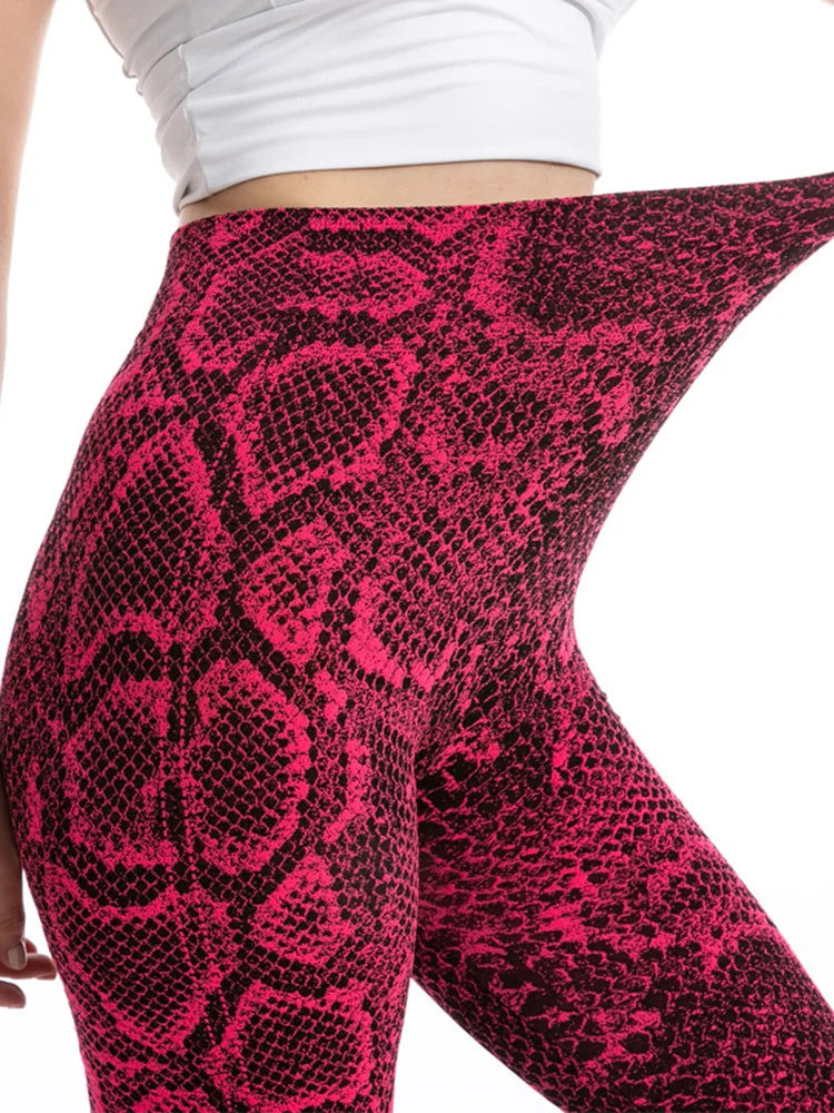Calça legging workout estampa cobra em rosa e preto, ideal para atividades físicas confortáveis