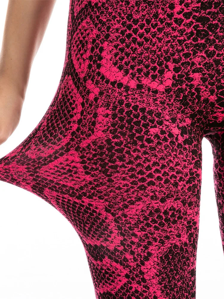 Calça feminina legging workout estampa cobra em rosa e preto, ideal para treinos e atividades físicas