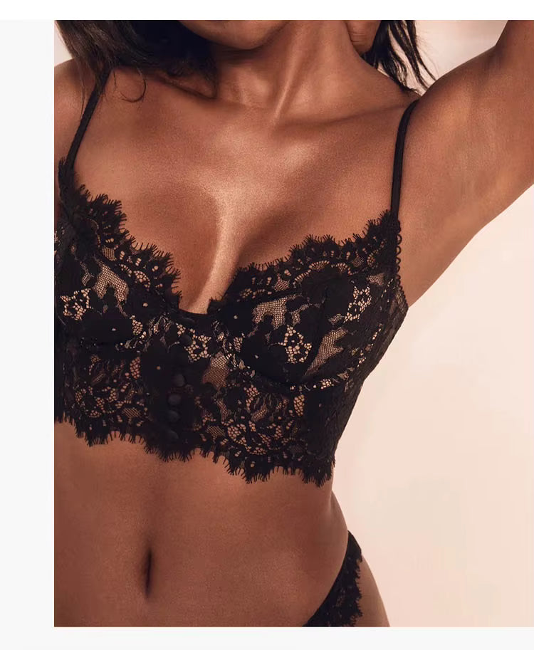 Sutiã de renda preta da CINOON com detalhes delicados, parte da lingerie feminina rendada