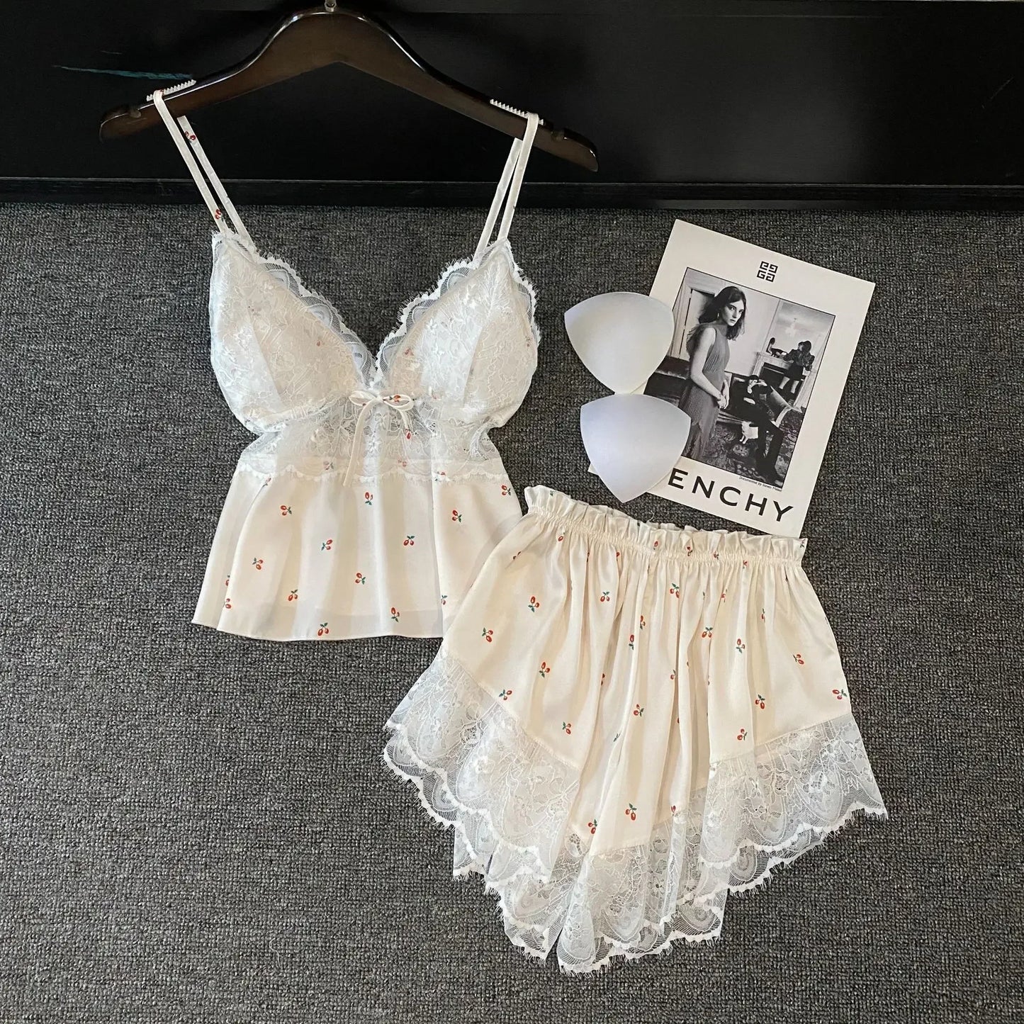 Conjunto de pijama feminino QIANTANG em cetim com detalhes rendados e estampa delicada, lingerie sexy de cetim