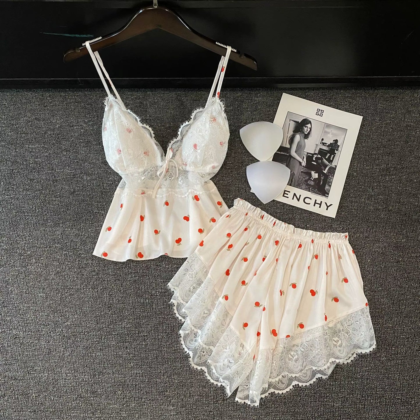 Pijama feminino com detalhes em renda e poás, ideal como lingerie sexy de cetim