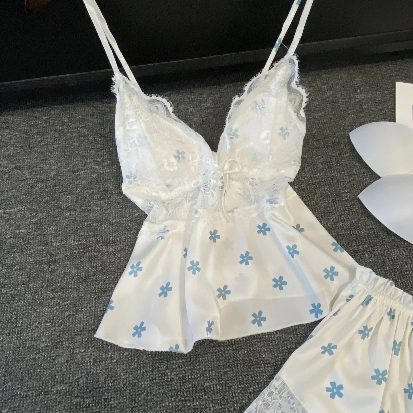 Pijama feminino QIANTANG com estampa floral azul e detalhe em renda, perfeito para lingerie sexy de cetim