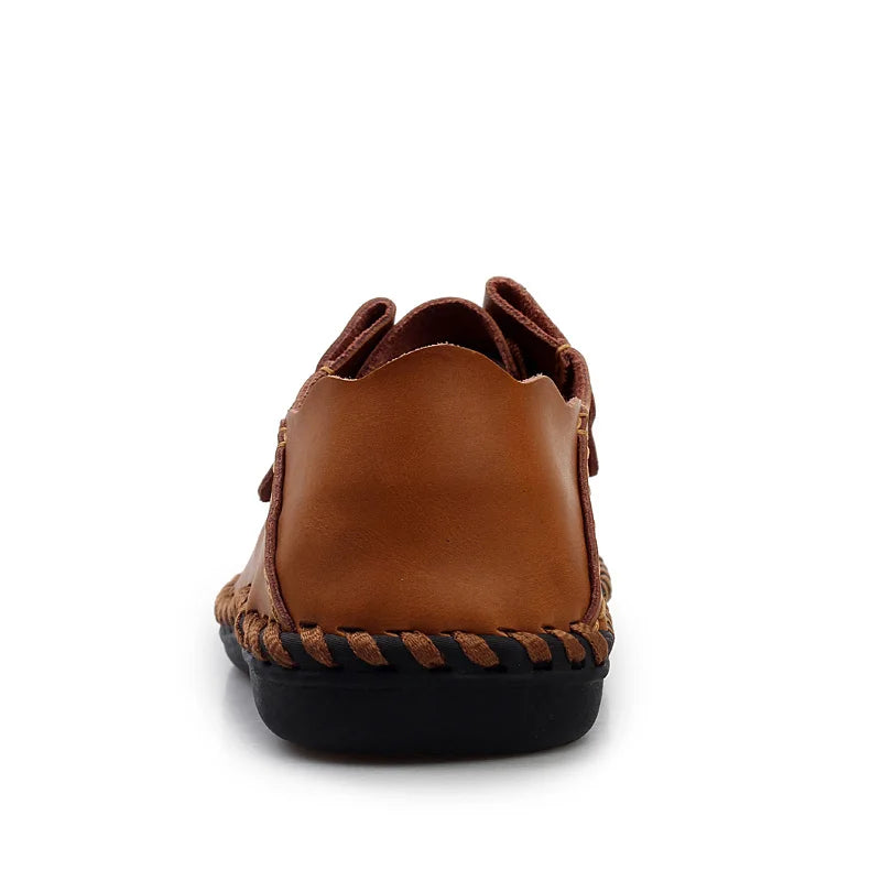 Vista traseira dos sapatos casuais masculinos L LOUBIT em couro marrom com detalhe de costura