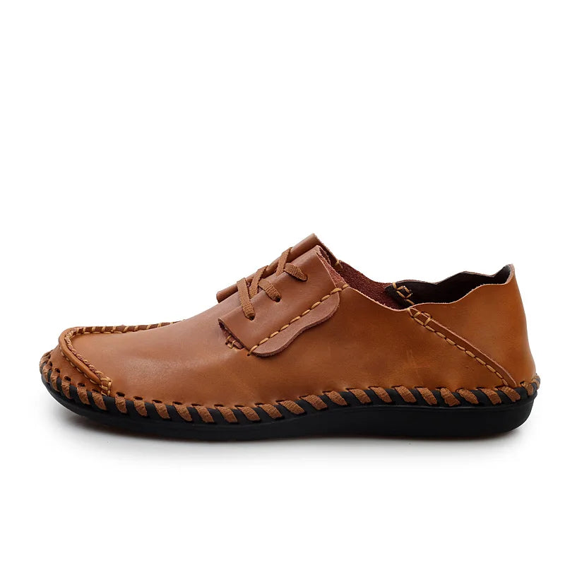 Sapatos casuais masculinos da L LOUBIT em couro marrom com costura contrastante e design confortável
