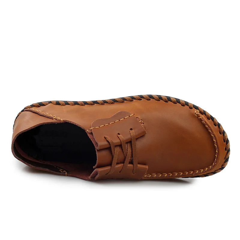 Sapatos casuais masculinos L LOUBIT em couro marrom com detalhe de costura artesanal