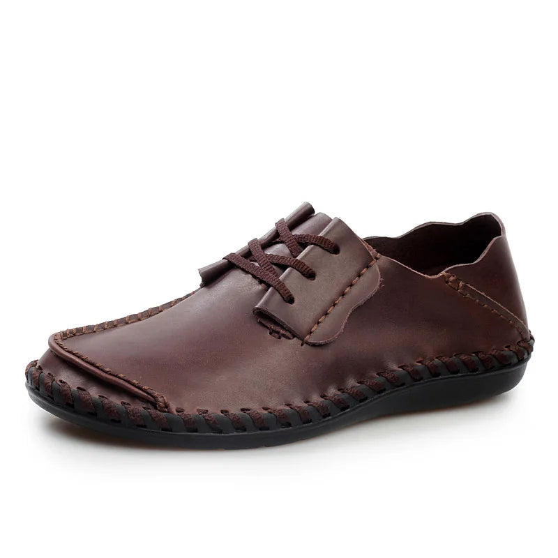 Sapatos casuais masculinos da L LOUBIT em couro marrom com costura detalhada e sola confortável