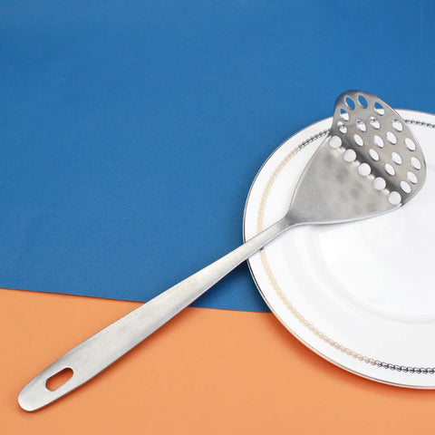 Colher concha escumadeira em inox com furos para servir alimentos de forma prática e eficiente