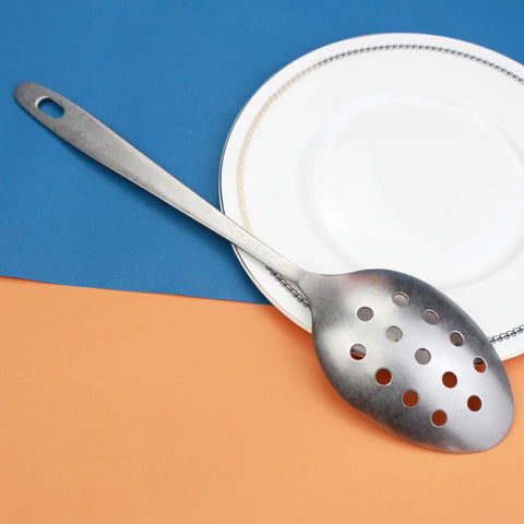 Colher concha escumadeira de inox LUCF com furos para drenagem de alimentos.
