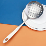 Colher concha escumadeira LUCF em aço inox, perfeita para drenar alimentos com eficiência.