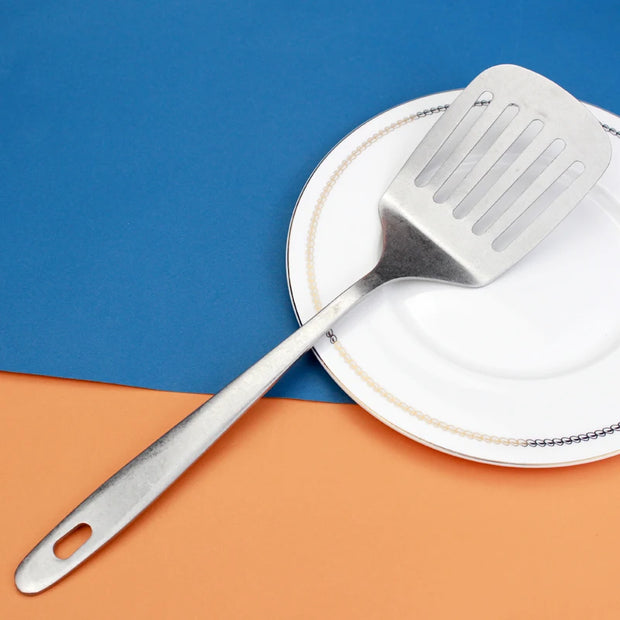 Colher concha escumadeira de aço inox com design elegante, ideal para servir alimentos.