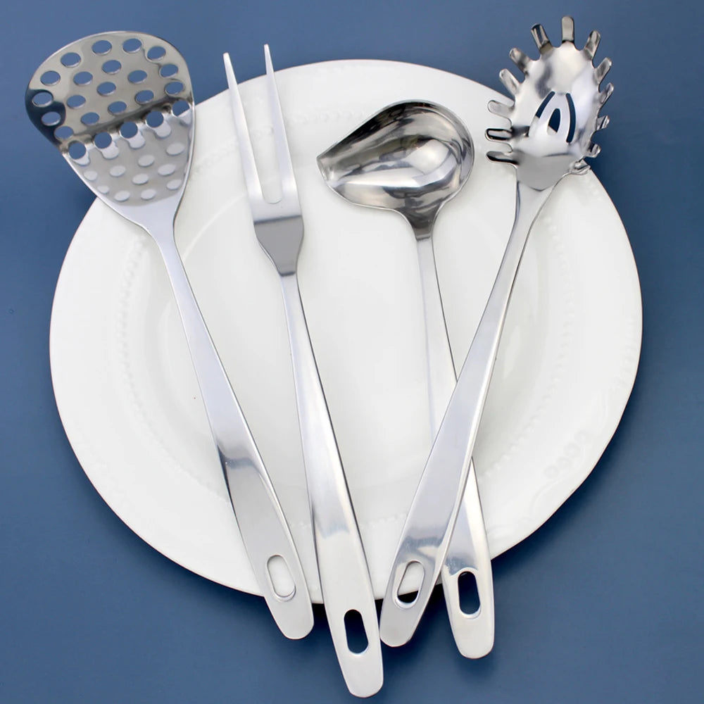 Conjunto de utensílios de cozinha LUCF incluindo colher concha escumadeira em um prato branco