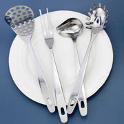 Conjunto de utensílios de cozinha LUCF incluindo colher concha escumadeira em um prato branco