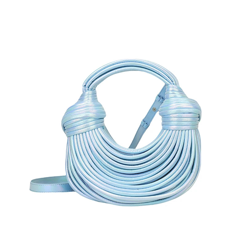 Bolsa feminina de festa azul clara com design moderno e alça ajustável para eventos especiais