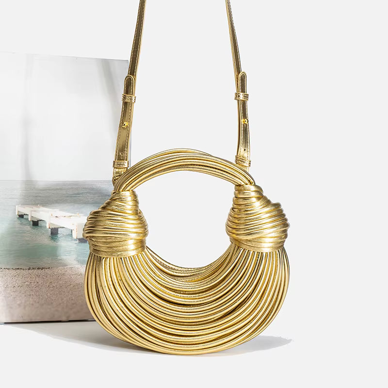 Bolsa feminina de festa dourada com design moderno, perfeita para eventos elegantes e saídas noturnas