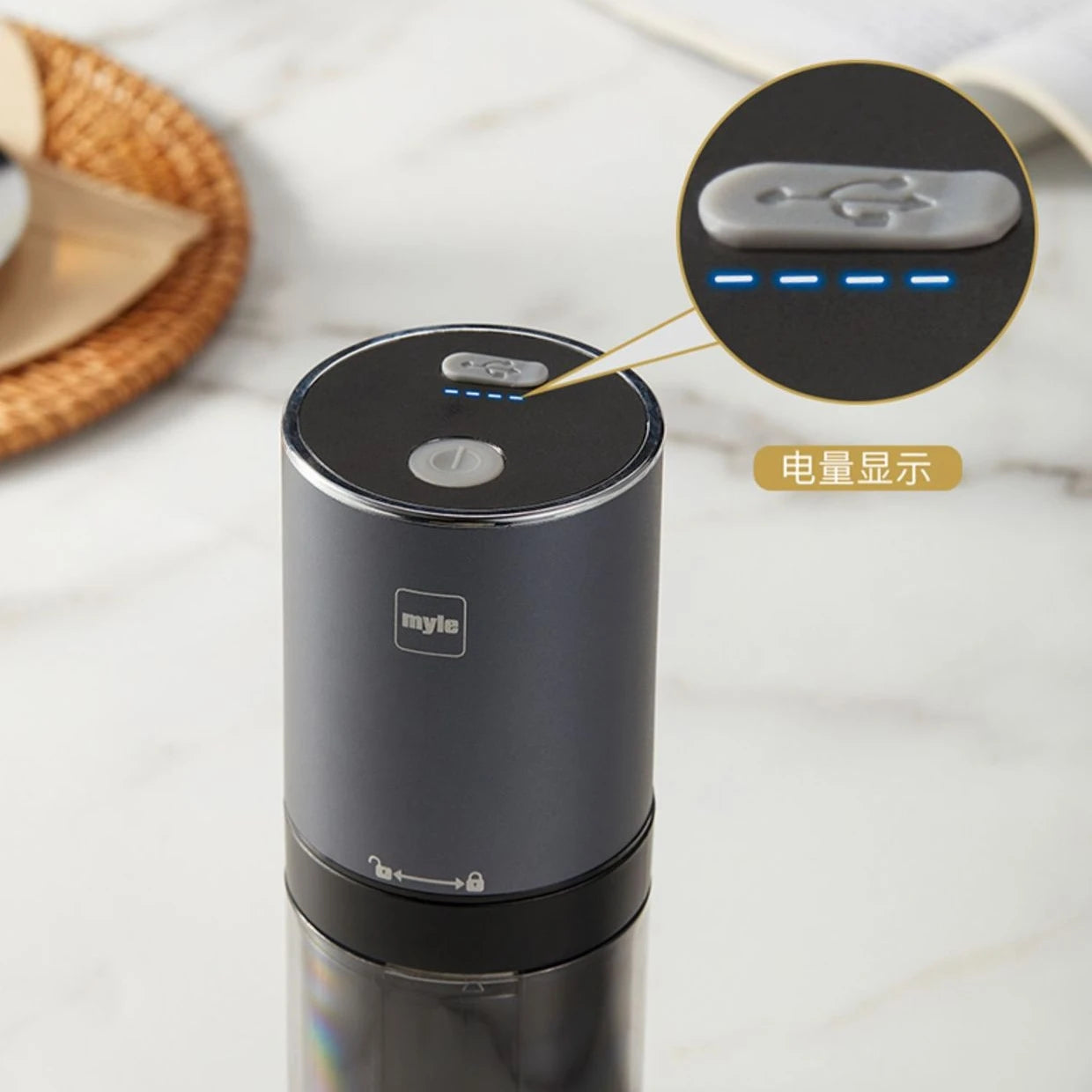 Moedor de café elétrico portátil com design moderno e botão de controle iluminado para fácil utilização