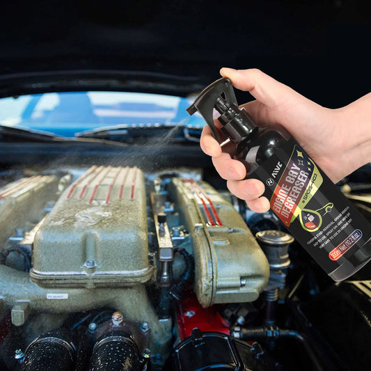 Limpador de motor de carro AIVC sendo aplicado em um motor limpo e bem cuidado