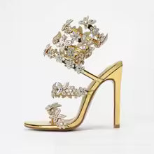 Sandálias femininas estilo stiletto com detalhes em flores, ideal para moda pista