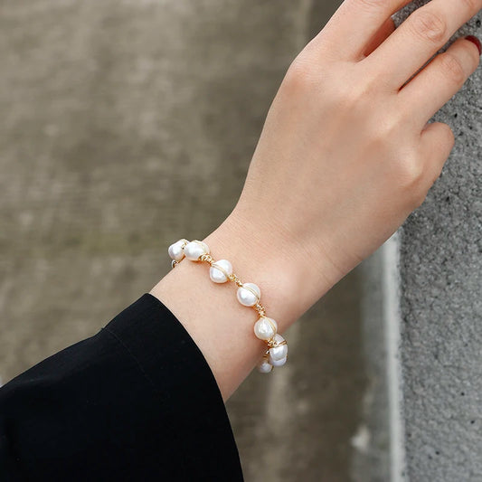 Pulseira ouro 14K artesanal feminina com pérolas naturais vista no pulso