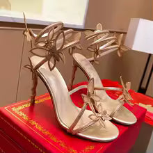 Sandálias de casamento stiletto em tom dourado com detalhes florais elegantes