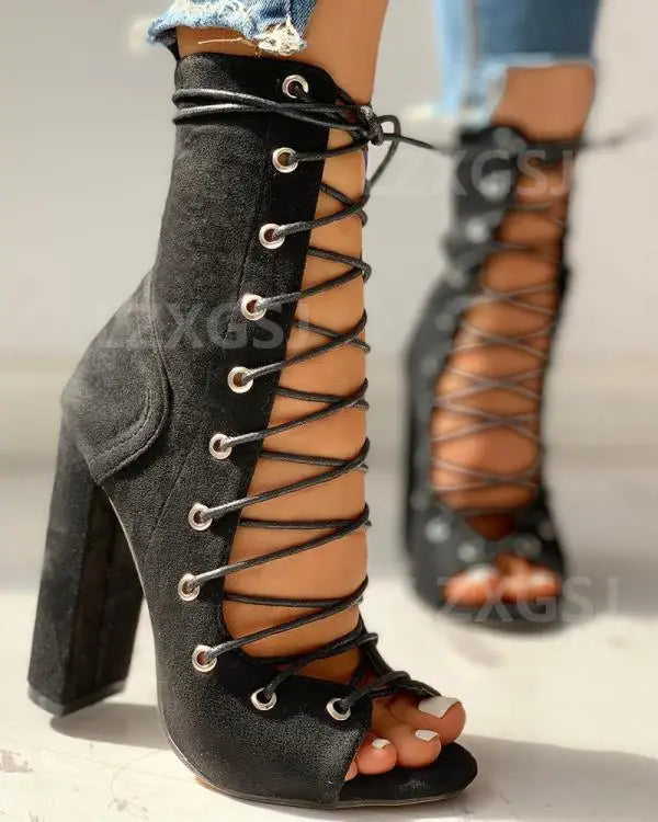 Sandálias salto bloco feminino em preto, com amarração frontal e bico aberto para um look stylish