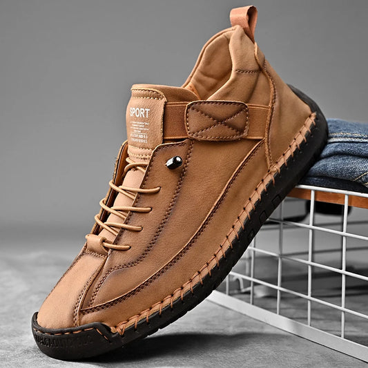 Sapato masculino plus size em tom de marrom com design esportivo e solado de borracha