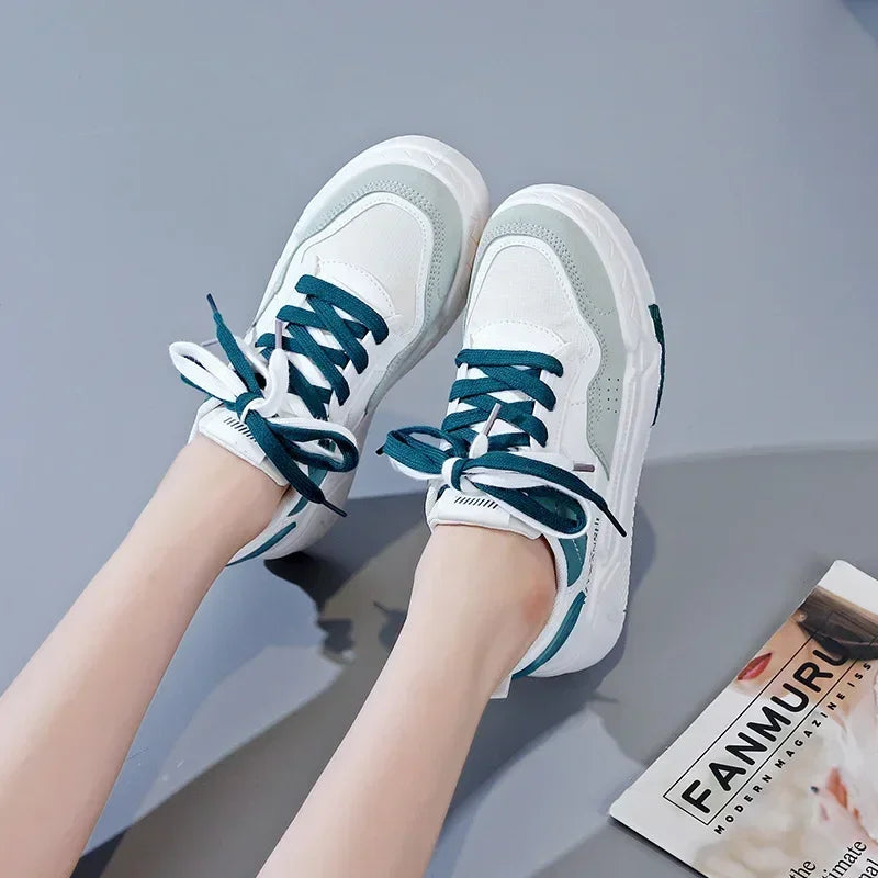 Tênis feminino YBQJOO em branco e verde, estilo sapatos plataforma chunky, com cadarços e design moderno