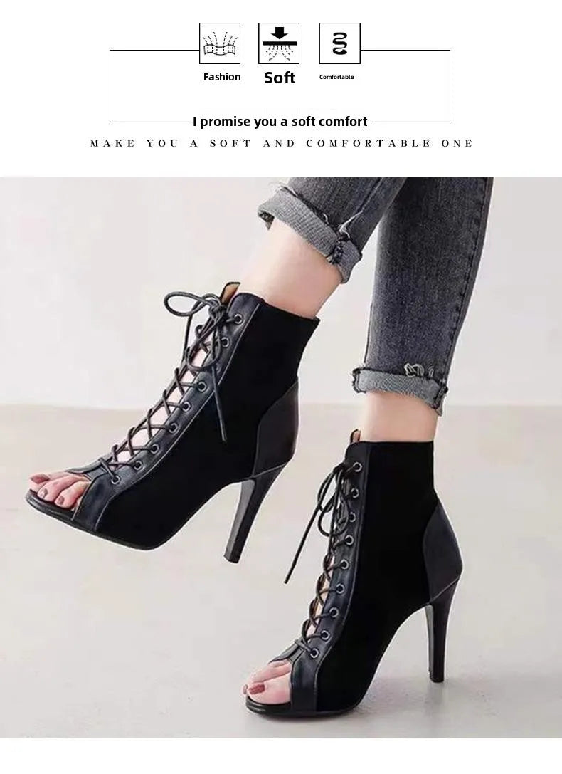 Sapatos salto alto tiras cruzadas em preto com detalhes em cadarço e design moderno