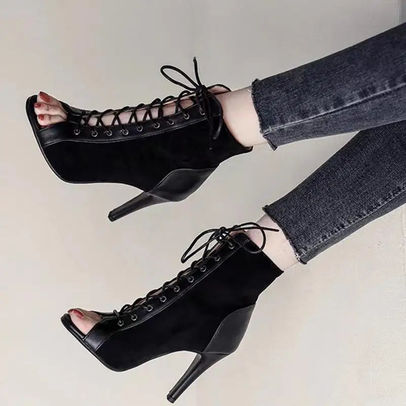 Sapatos salto alto tiras cruzadas em preto com detalhe de cadarços para um estilo moderno