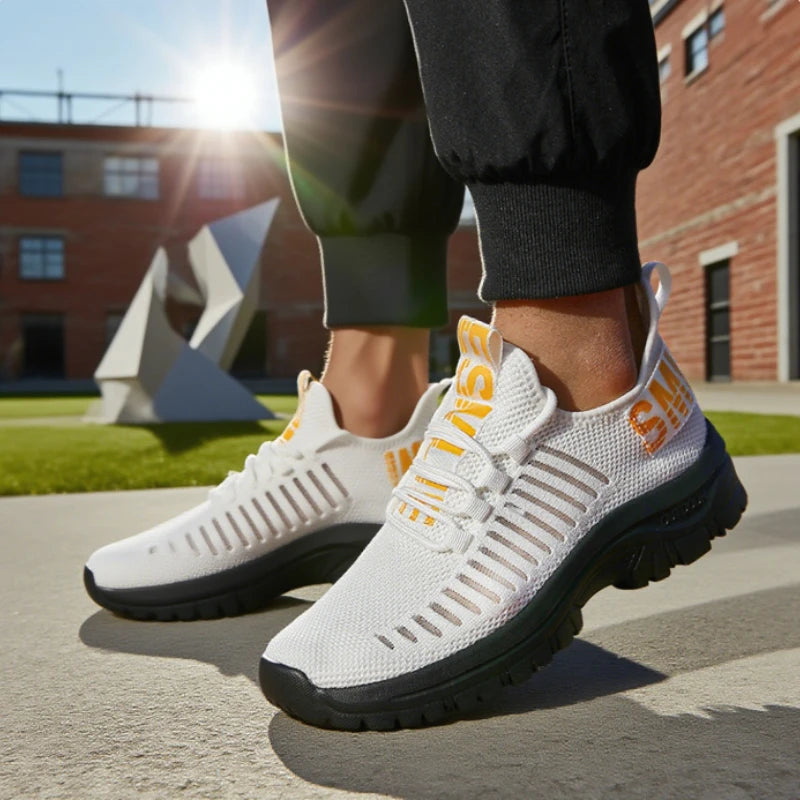 Tênis de corrida masculino confortável ZULIWAGN em branco com solado preto e detalhes em laranja