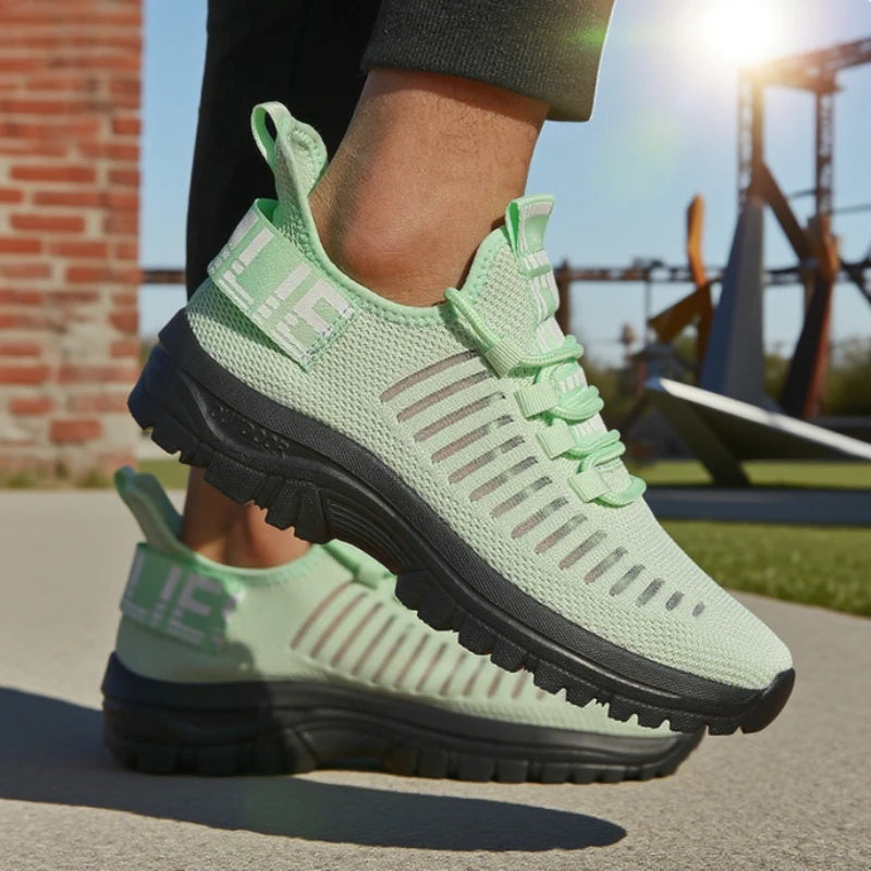 Tênis de corrida masculino confortável ZULIWAGN na cor verde-claro com sola aderente e design aerodinâmico