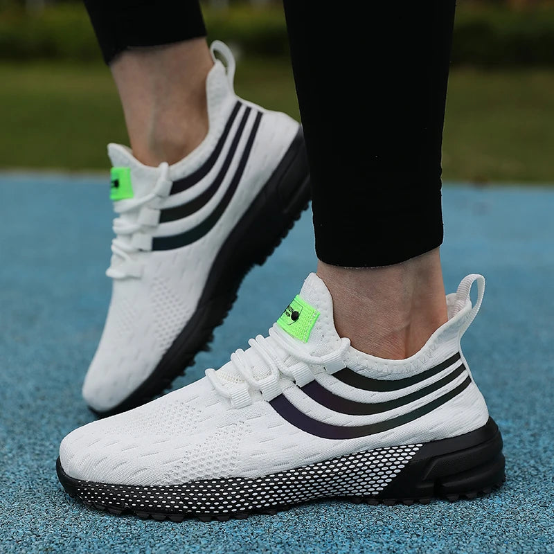 Tênis Esportivo Malha Respirável com Almofada em Branco e Preto para Atividades Físicas