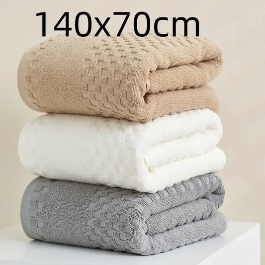 Três toalhas absorventes universais de banho em cores neutras, medidas 140x70cm, perfeitas para uso diário