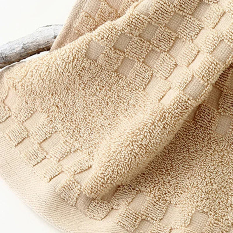 Toalha absorvente universal em tom bege com textura macia e design elegante para uso diário