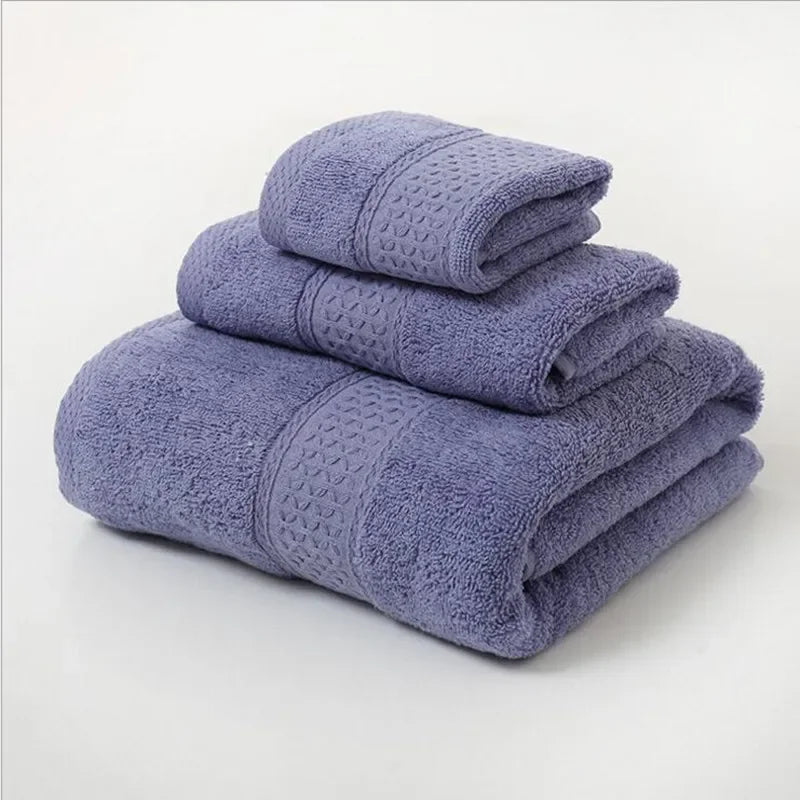 Toalha superabsorvente macia em tons de roxo, disponível em três tamanhos empilhados
