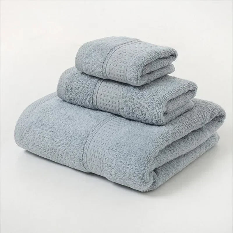 Conjunto de toalhas de banho em azul claro, incluindo toalha superabsorvente macia em três tamanhos