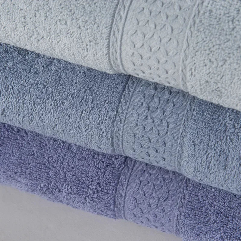 Toalhas de banho superabsorventes macias em tons de azul claro e escuro com detalhes texturizados