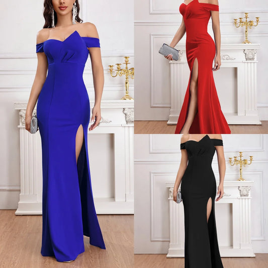 Vestido de baile fora do ombro em azul, vermelho e preto com fenda elegante e design sofisticado