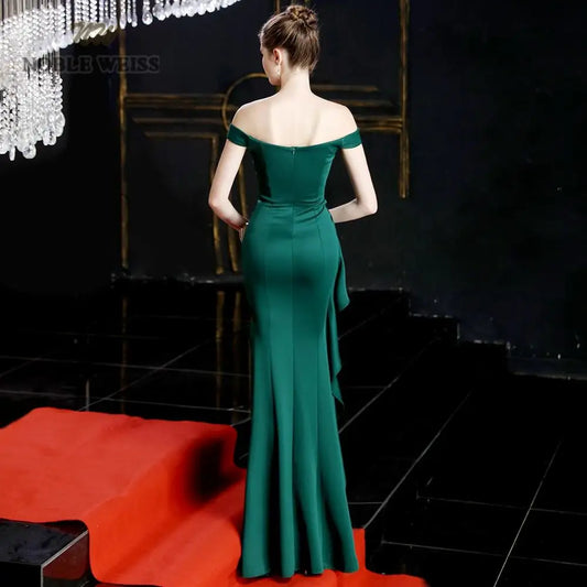 Vestido de baile sereia com fenda verde da NOBLE Weiss, perfeito para ocasiões elegantes