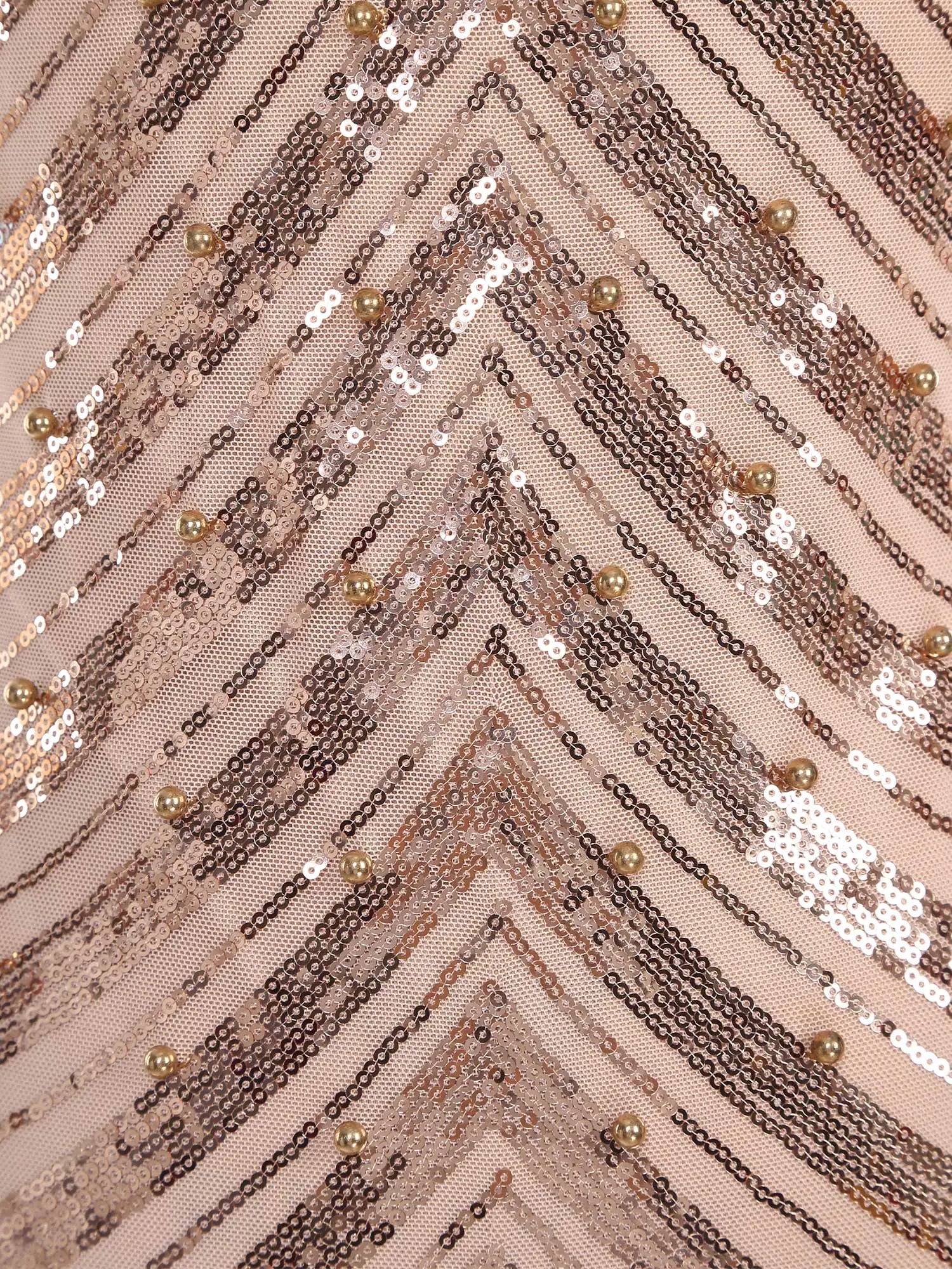 Detalhe do vestido feminino com lantejoulas da IEFIEL, com brilho e design elegante em tonalidades suaves