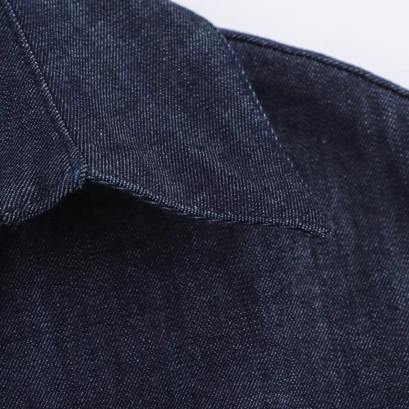 Detalhe do tecido e gola do vestido jeans midi feminino da marca ETJ