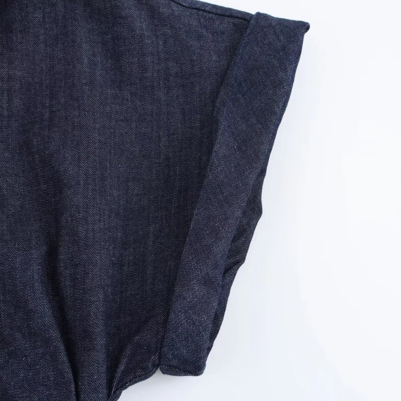 Detalhe da manga dobrada do vestido jeans midi feminino da marca ETJ em tecido azul escuro