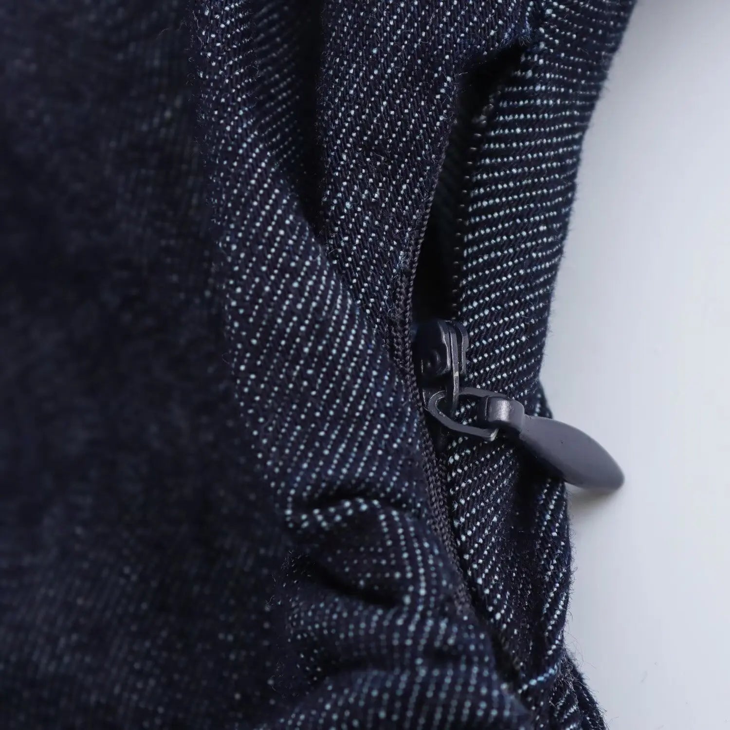 Fecho do vestido jeans midi feminino ETJ em tecido azul escuro com costura detalhada