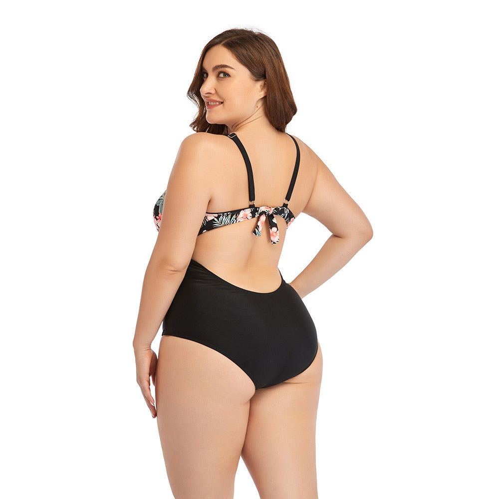 Maiô feminino com estampa floral e parte de baixo preta, ideal para momentos de lazer na piscina