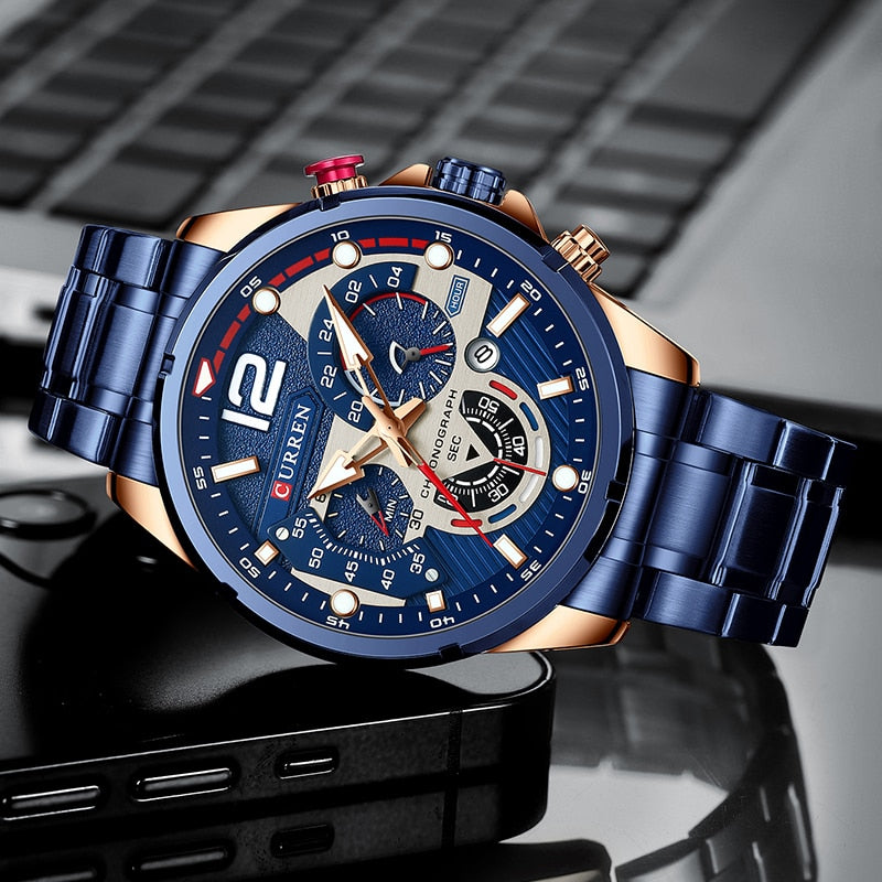 Relógio de pulso masculino CURREN com mostrador azul e detalhes dourados em um fundo moderno