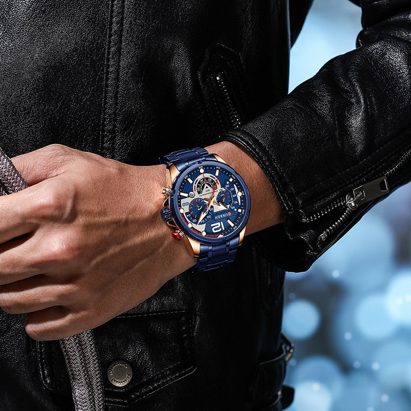 Relógio de pulso masculino CURREN azul com detalhes em dourado, exibido em pulseira de couro