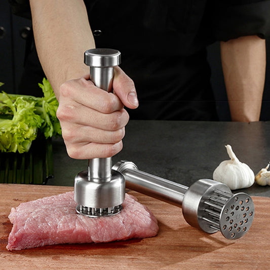 Amaciador de carne em aço inox com ferramenta ultra afiada para cozinha em uso sobre uma tábua de madeira