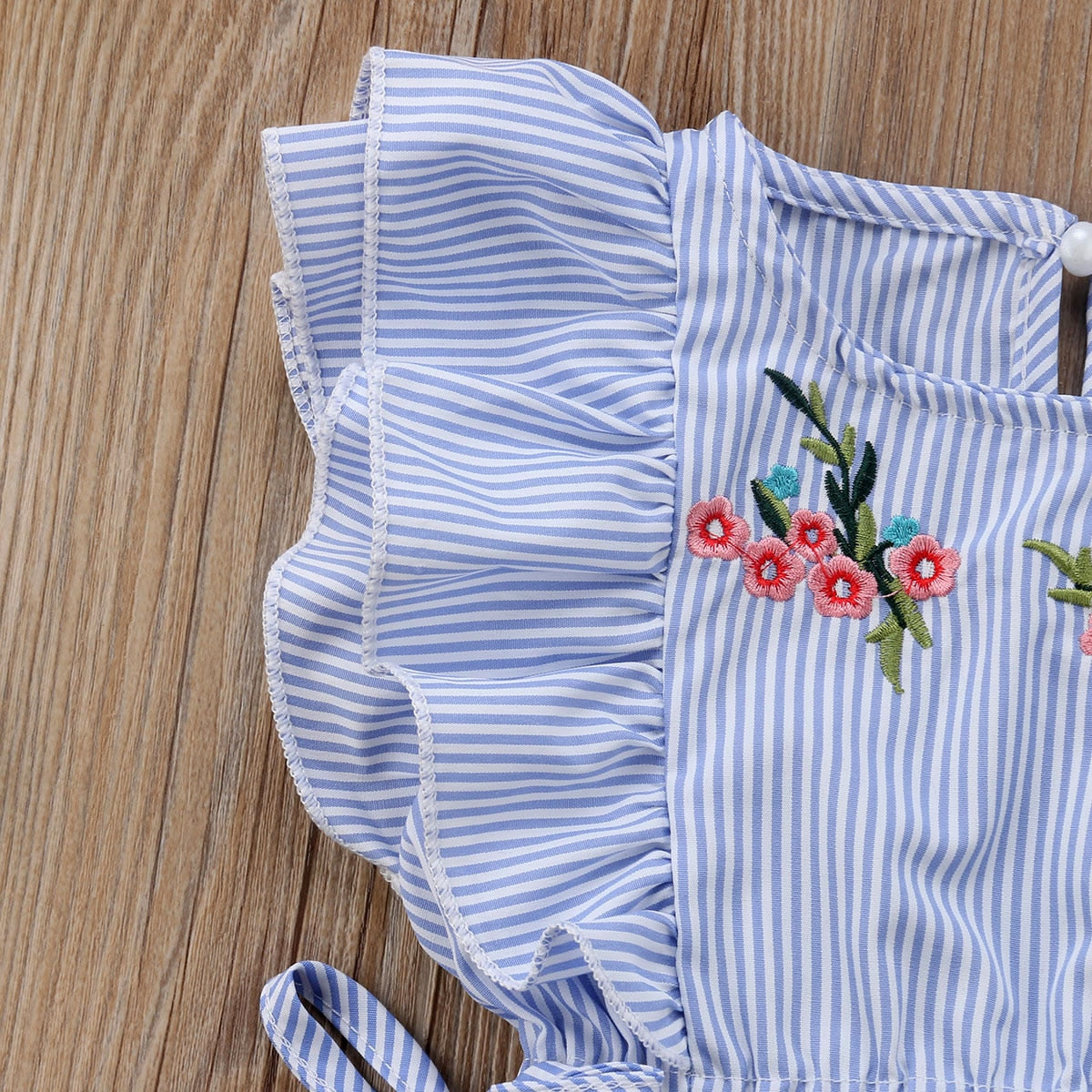 Macacão listrado floral feminino infantil com detalhes em babados e bordados coloridos